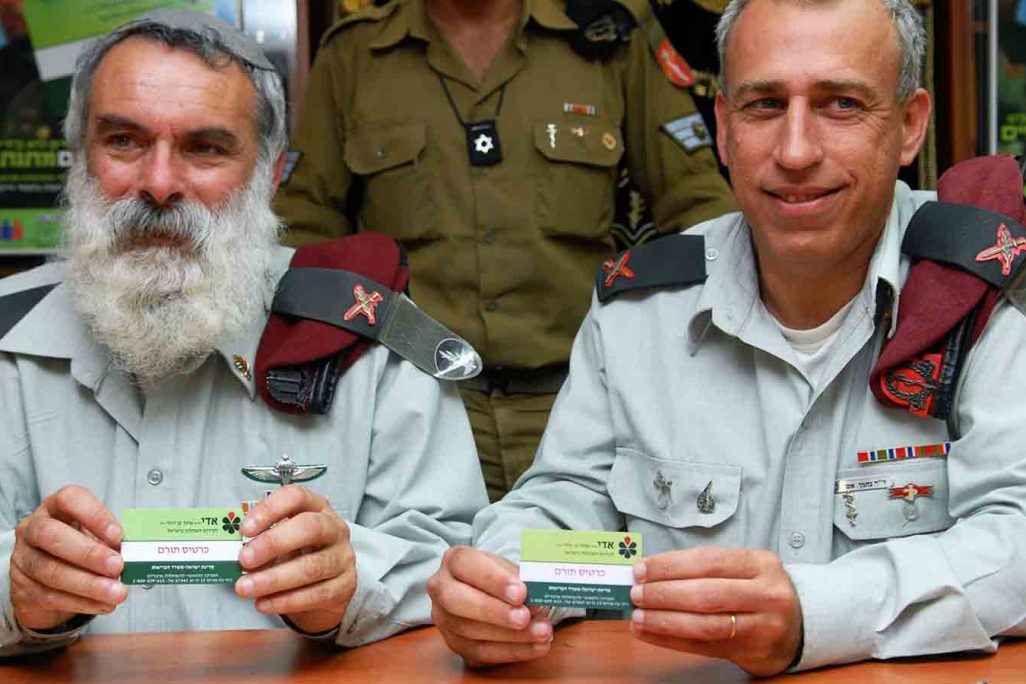 הרב הראשי לצה"ל לשעבר אביחי רונצקי (משמאל) חותם על כרטיס אד"י עם נתן אש קצין רפואה ראשי בצה"ל,
 2009 (צילםו: דו"צ)