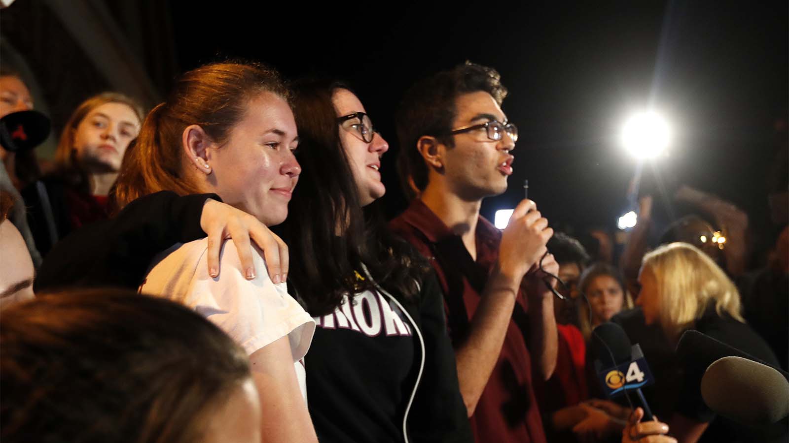 תלמידים ששרדו את הטבח בביה&quot;ס בפלורידה נושאים דברים בפני 500 תלמידים והורים בתיכון בטלהסי בדרכם לוושינגטון (צילום:AP Photo/Gerald Herbert)