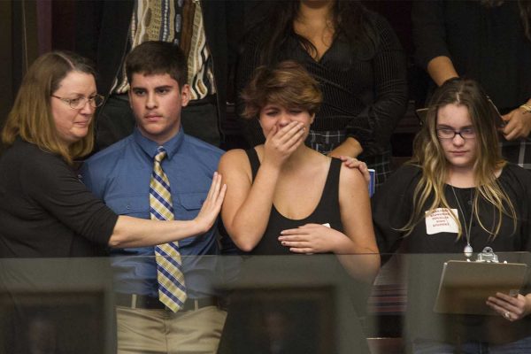 תלמידי ביה"ס בפלורידה בו ארעה תקרית הירי בשבוע שעבר בדרכם לוושינגטון (צילום: AP Foto/Mark Wallheiser)