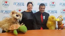בובות החינוכית וח"כ יוסי יונה ומרב מיכאלי (ללא קרדיט)
