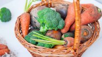 משלוח מנות של ירקות אורגנים (Shutterstock)