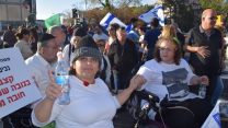 נעמי מורביה (מימין) בהפגנות הנכים. (תמונה באדיבות המצולמת)