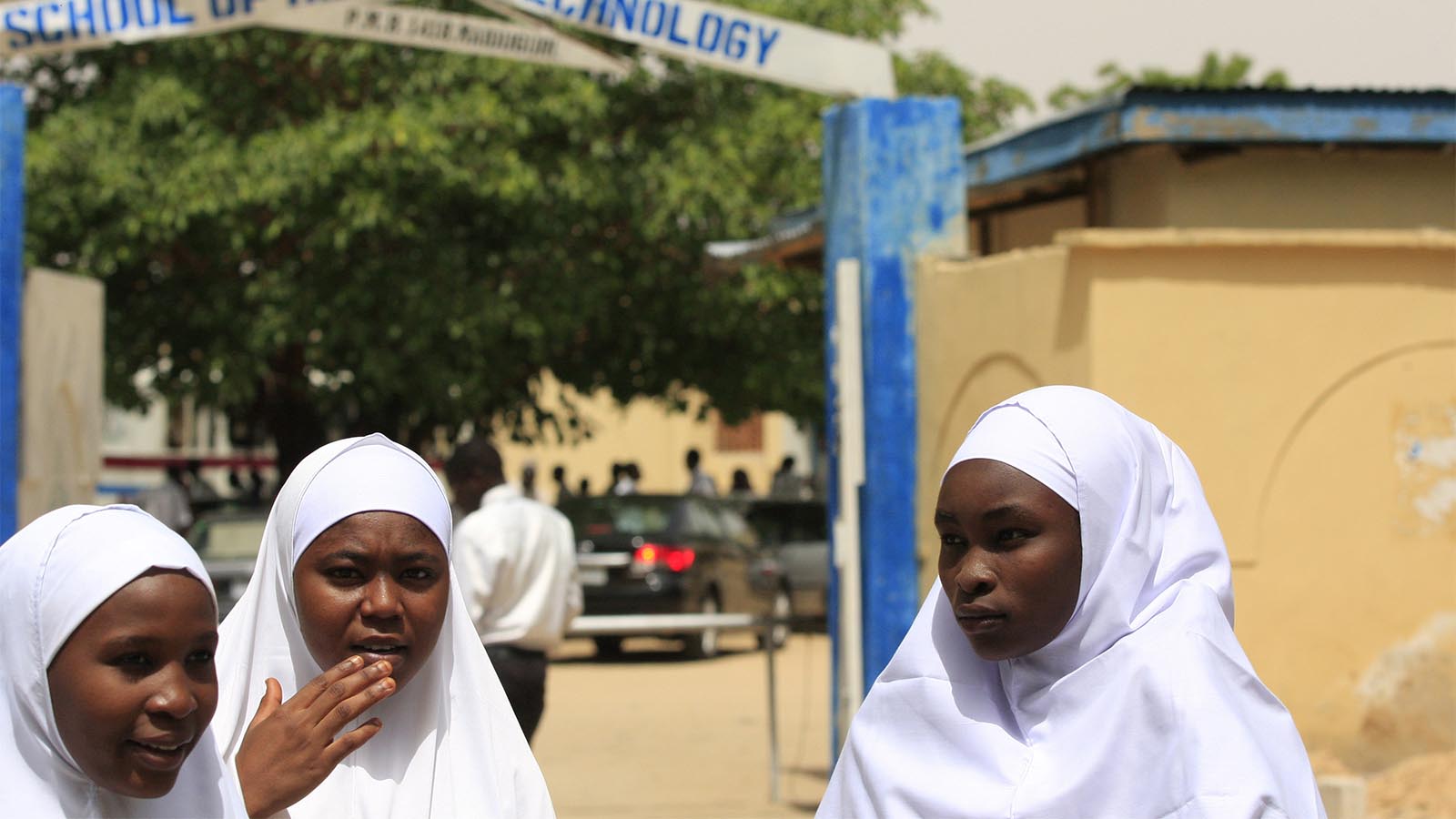 נערות צעירות עומדות מחוץ לבית ספר בצפון מזרח ניגריה, צילום ארכיון. (צילום:AP Photo/Jon Gambrell, File)
