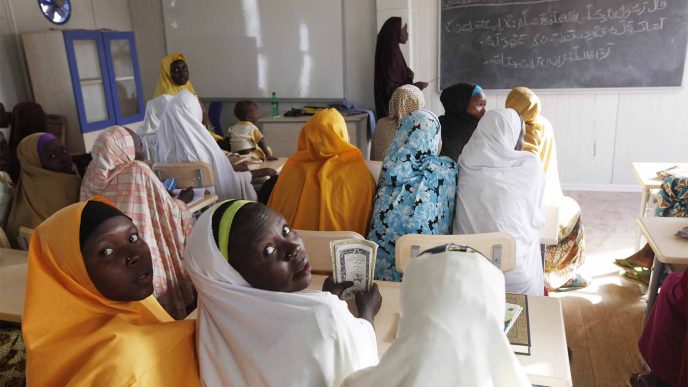 תלמידות שנעקרו מבתיהן עקב מתקפה של בוקו חראם במהלך הרצאה בבית ספר במידוגורי שבצפון מזרח ניגריה, ארכיון. (צילום: AP Photo/Sunday Alamba, File)