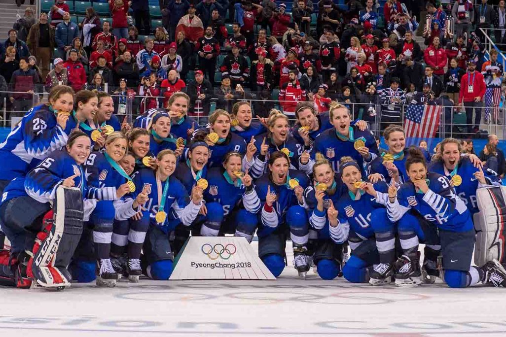 נבחרת הוקי קרח נשים של ארה"ב חוגגת את ניצחון על קנדה בגמר ההוקי באולימפיאדת החורף (צילום: Tom Lovelock/SilverHub/REX/Shutterstock)