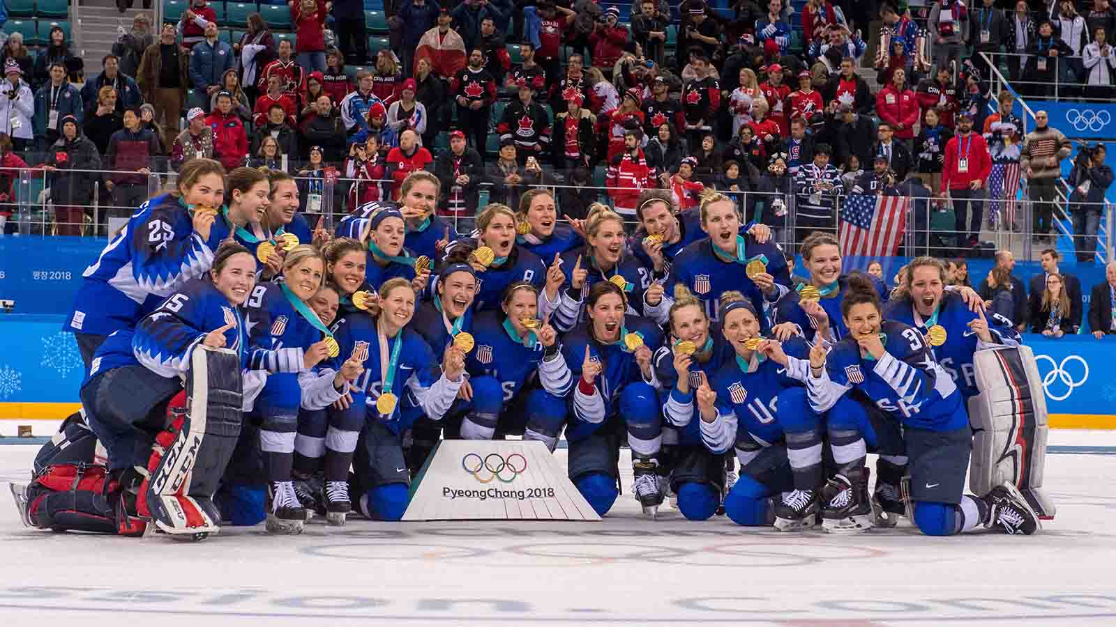 נבחרת הוקי קרח נשים של ארה&quot;ב חוגגת את ניצחון על קנדה בגמר ההוקי באולימפיאדת החורף (צילום: Tom Lovelock/SilverHub/REX/Shutterstock)