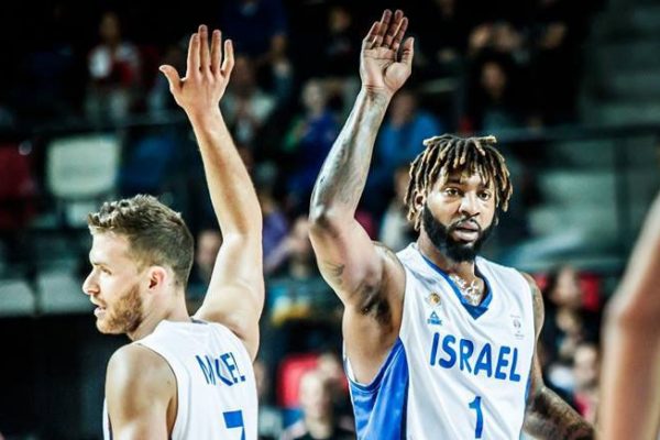 ריצ'ארד האוול וגל מקל במשחק של נבחרת ישראל בכדורסל מול בריטניה 23 בפברואר (באדיבות איגוד הכדורסל)
