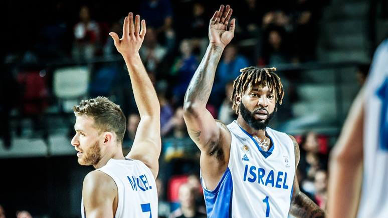 ריצ'ארד האוול וגל מקל במשחק של נבחרת ישראל בכדורסל מול בריטניה 23 בפברואר (באדיבות איגוד הכדורסל)