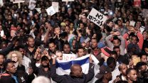 אלפים בהפגנה נגד גירוש מבקשי המקלט (צילום: תומר נויברג / פלאש 90).