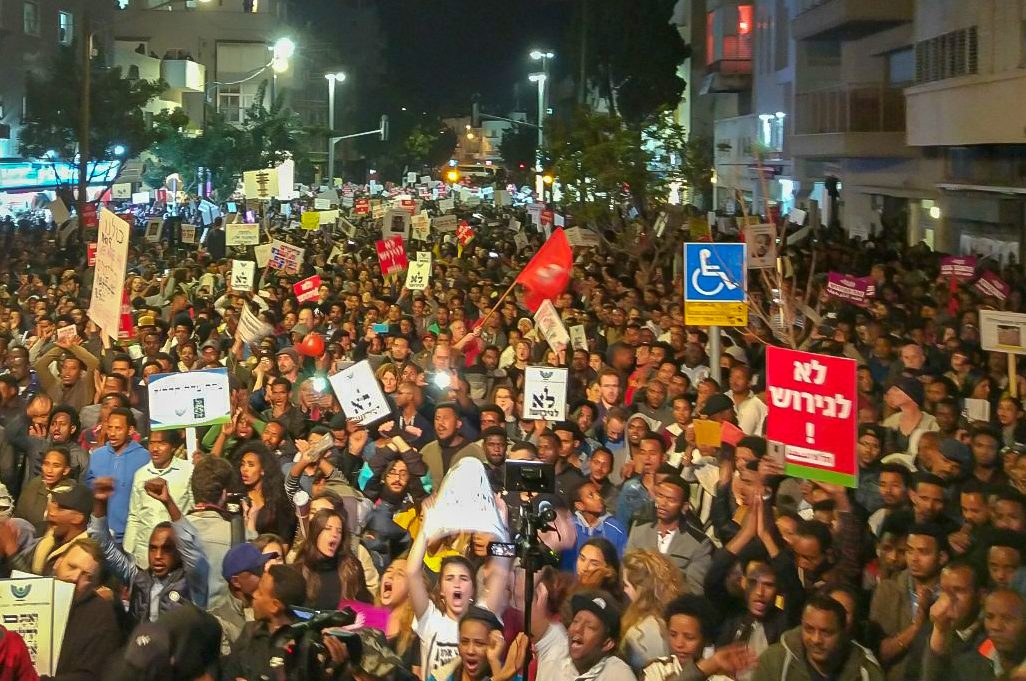 אלפים בהפגנה נגד הגירוש למדינה שלישית (צילום: ארז רביב).