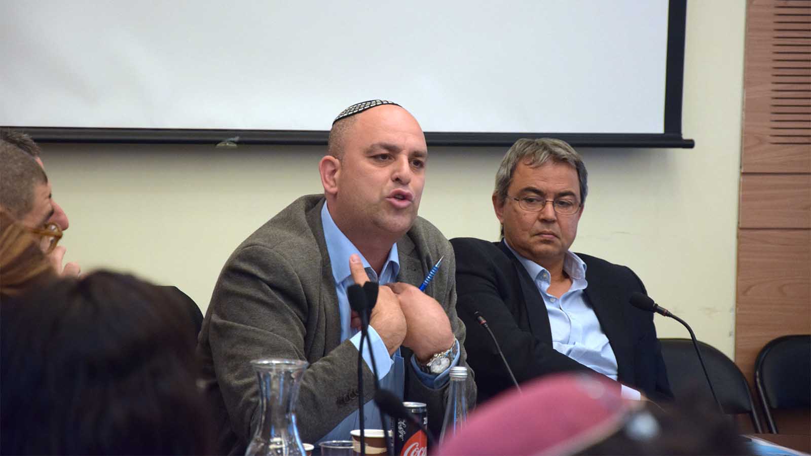 ראש עיריית לוד יאיר רביבו (במרכז) בוועדת הכספים בנושא הארנונה של נמל התעופה בן גוריון (צילום: עמר כהן)