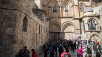אנשים מתגודדים מול דלתותיה הסגורות של כנסיית הקבר בירושלים, 25 בפברואר 2018 (הדס פרוש  פלאש90)