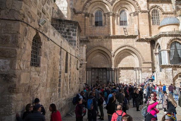 אנשים מתגודדים מול דלתותיה הסגורות של כנסיית הקבר בירושלים, 25 בפברואר 2018 (הדס פרוש  פלאש90)