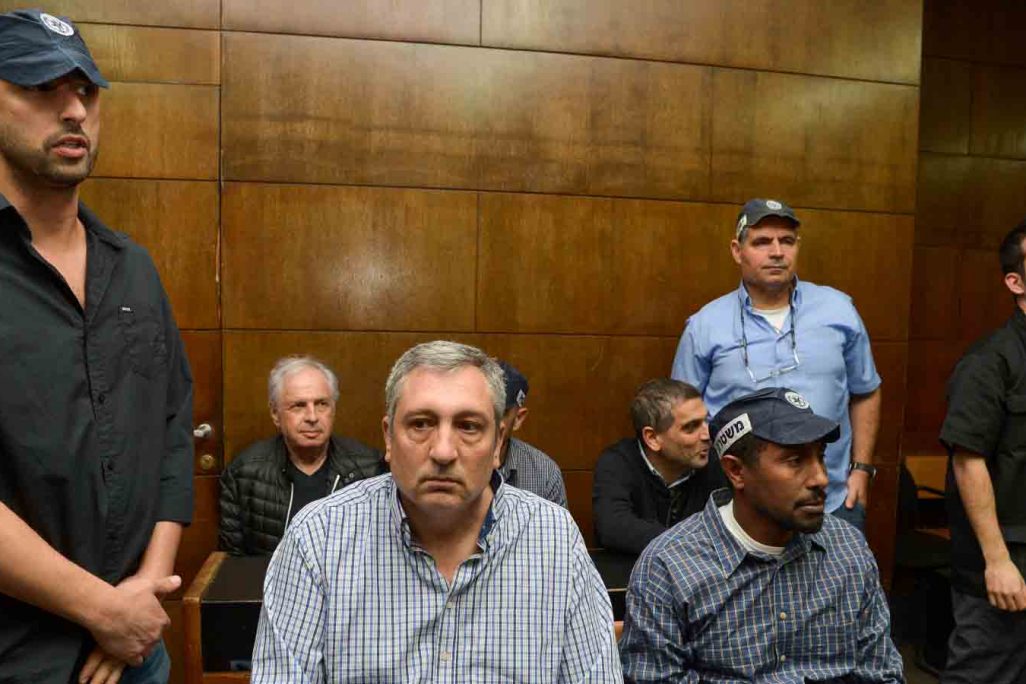 ניר חפץ  ושאול אלוביץ' בדיון בבית משפט להארכת מעצרו בפרשת 4,000. 26 בפברואר (צילום: פלאש90)
