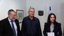 הנציב השופט (בדימוס) דוד רוזן,מגיש את הדו"ח השנתי של נציבות תלונות הציבור על מייצגי המדינה בערכאות לשרת המשפטים איילת שקד וליועץ המשפטי לממשלה, דר' אביחי מנדלבליט. (צילום: לע"מ)