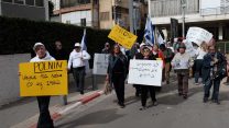 ניצולי שואה ופעילים חברתיים מפגינים מול שגרירות פולין נגד החוק הפולני, 8 בפברואר 2018 (תומר נויברג  פלאש90)