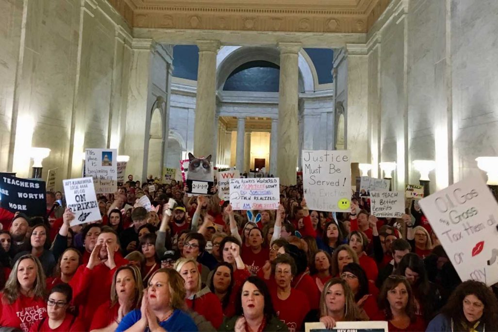 אלפי מורים ומורות שובתות בווירג'יניה במחאה על תנאי השכר שלהן (AP Photo/John Raby)