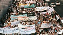 חג הפועלים באיראן, אפריל 2000 (צילום ארכיון: AP Photo/Hasan Sarbakhshian).