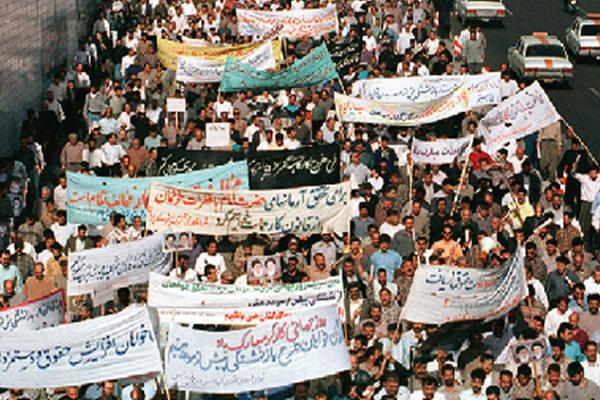 חג הפועלים באיראן, אפריל 2000 (צילום ארכיון: AP Photo/Hasan Sarbakhshian).