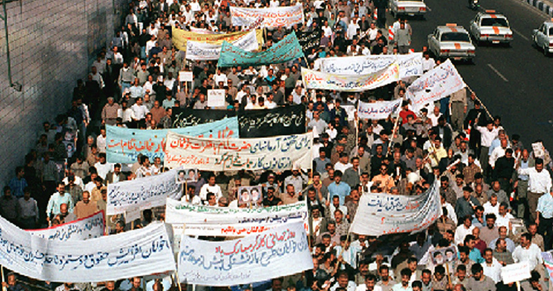 חג הפועלים באיראן, אפריל 2000 (צילום ארכיון: AP Photo/Hasan Sarbakhshian).