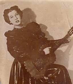 אנה מארלי, שהלחינה את שיר הפרטיזן ואת המנון הפרטיזנים הצרפתים. אנה נולדה ברוסיה ב-1917 ומתה באלסקה ב-2006. צלם לא ידוע, מקור: ויקיפדיה