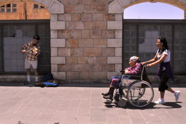 קשישה והמטפלת שלה ברחוב יפו בירושלים, 2011 (פלאש90 / Serge Attal)