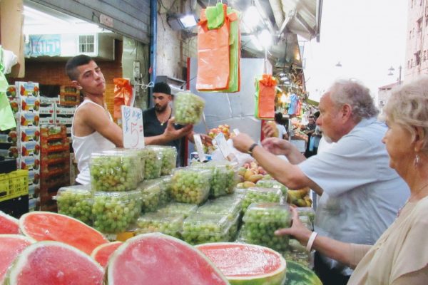 שוק מחנה יהודה בירושלים, למצולמים אין קשר לכתבה. (צילום: קולמן פודהורצר)