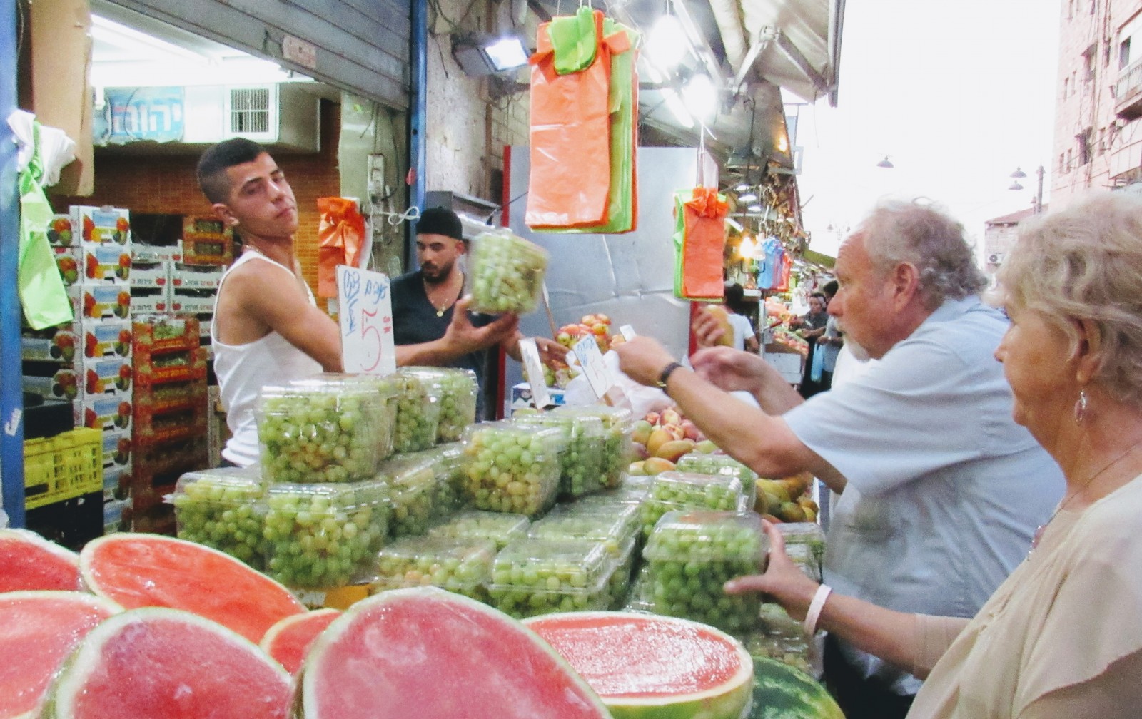 ביקוש והיצע משפיעים על מחירי המוצרים בשוק. צילום בשוק מחנה יהודה בירושלים, למצולמים אין קשר לכתבה. (צילום: קולמן פודהורצר)