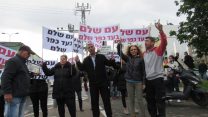 הפגנת תושבי כפר שלם ב-2018. "לא רוצים לעצור את מהלך הרכבת, אלא שיבטיחו את זכויותינו" (צילום ארכיון: יהל פרג')