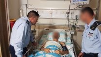 מפקד חיל האוויר עם הטייס רב-סרן ע׳, שמטוסו נפל בפעילות מבצעית בסוריה (צילום: דובר צה"ל)