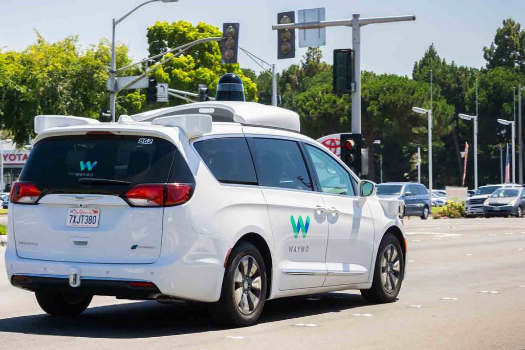 רכב אוטונומי של חברת WAYMO נוסע בכבישי קליפורניה (צילום: Shutterstock)
