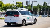 רכב אוטונומי של חברת WAYMO נוסע בכבישי קליפורניה (צילום: Shutterstock)