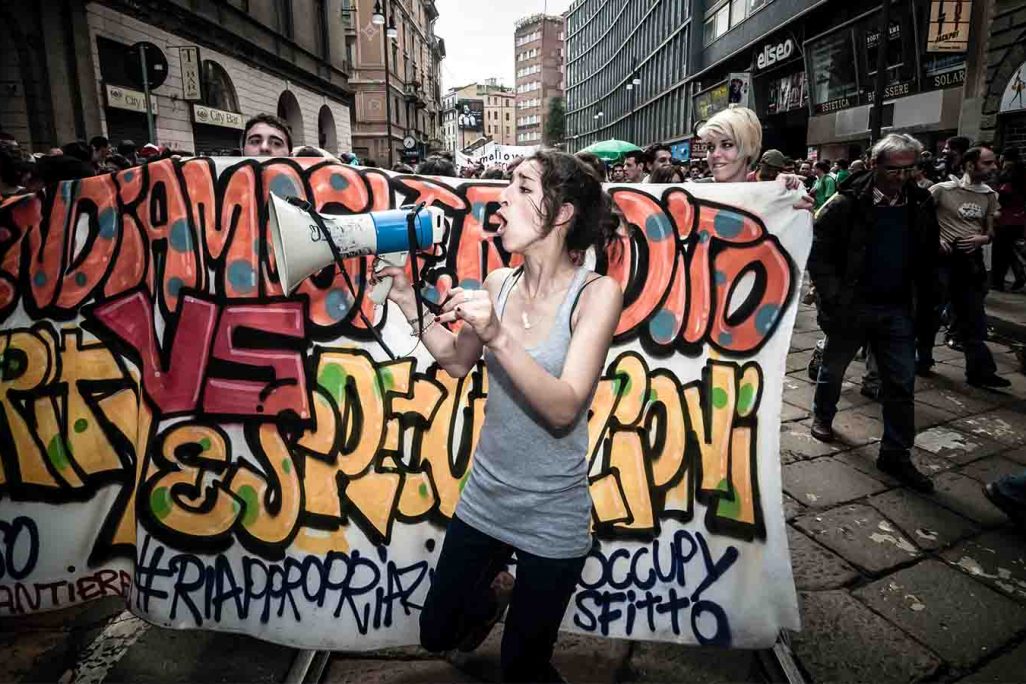 איטלקים באחד במאי מוחים נגד מדיניות הצנע שנכפתה על איטליה. מאי 2013 (צילום: Eugenio Marongiu / Shutterstock.com)