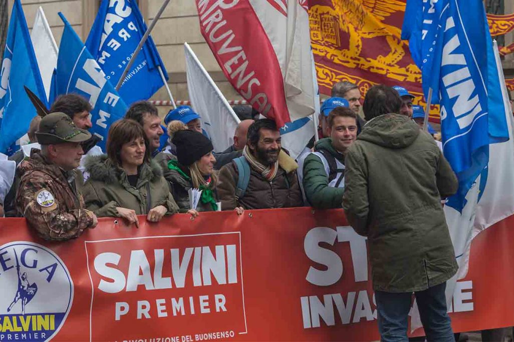 תומכי מפלגת הימין הקיצונית 'הליגה הצפונית' בהפגנה לקראת הבחירות באיטליה 24 בפברואר 2018 (צילום: Polina Shestakova / Shutterstock.com)