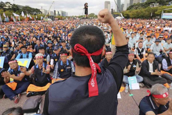 עובדים קוריאנים מאיגוד עובדי השירות הציבורי מפגינים בסיאול. ספטמבר 2016 (צילום ארכיון: (AP Photo/Lee Jin-man)