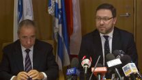 מנכ"ל משרד החוץ יובל רותם וסגן שר החוץ הפולני ברטוש צ'יחוצקי בפגישה בנושא 'החוק הפולני' 1 במרץ  (AP Photo/Sebastian Scheiner)