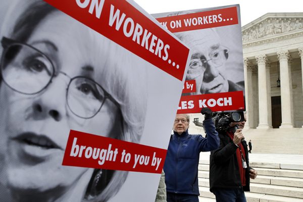 הפגנת תמיכה באיגודי עובדים מחוץ לבית המשפט העליון בארצות הברית (צילום: AP Photo/Jacquelyn Martin).