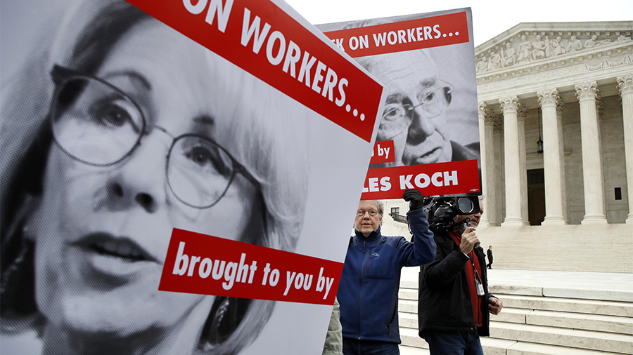 הפגנת תמיכה באיגודי עובדים מחוץ לבית המשפט העליון בארצות הברית (צילום: AP Photo/Jacquelyn Martin).