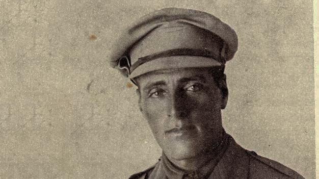 יוסף טרומפלדור במדים בזמן מלחמת העולם הראשונה (מתוך ויקימדיה)