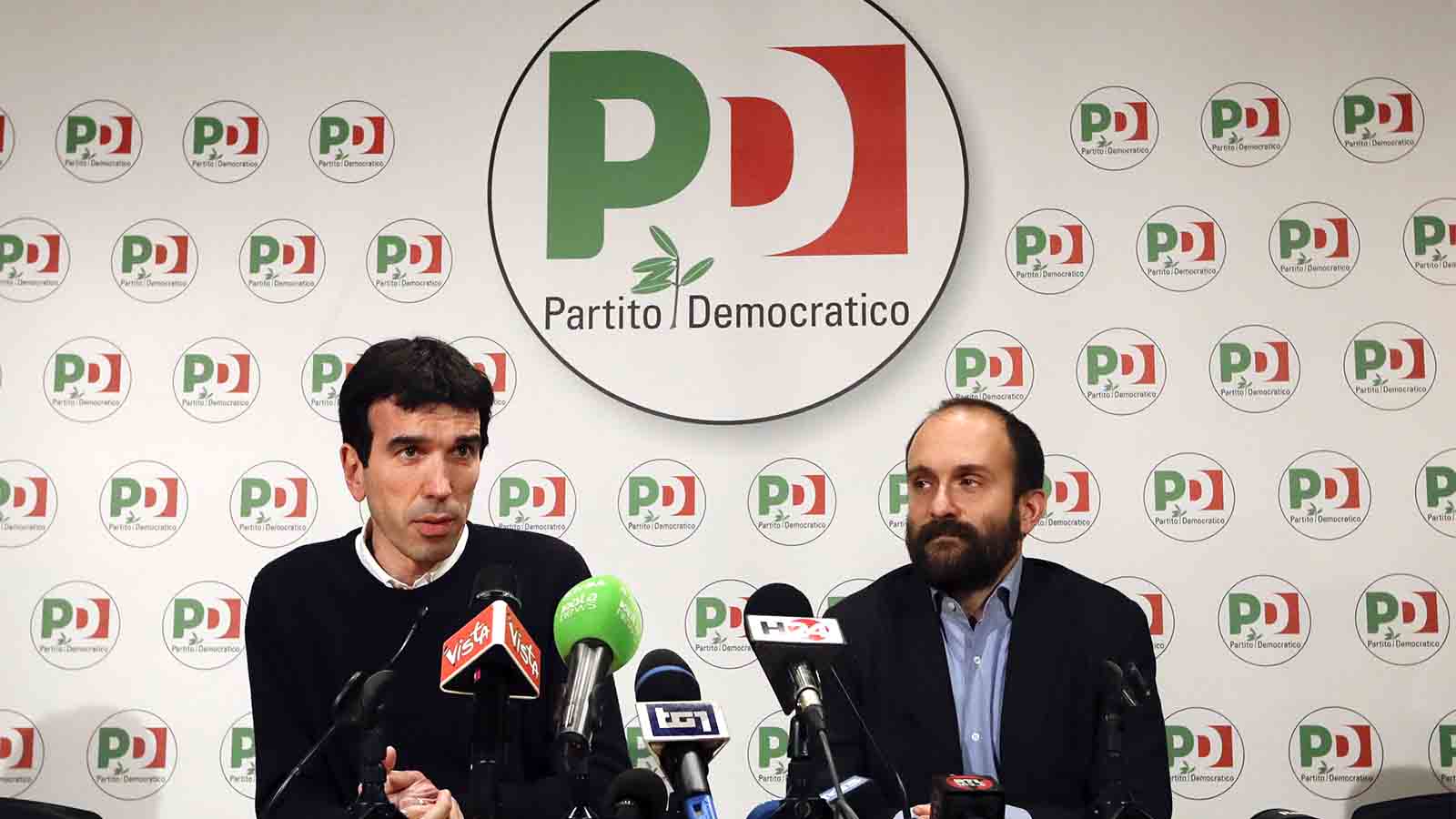 מנהיגי המפלגה הדמוקרטית האיטלקית, DP, מטאו אופריני ומאוריציו מרטינה, בראיון עיתונאי לאחר הבחירות, 4 במרץ 2018 . (AP Photo/Andrew Medichini)
