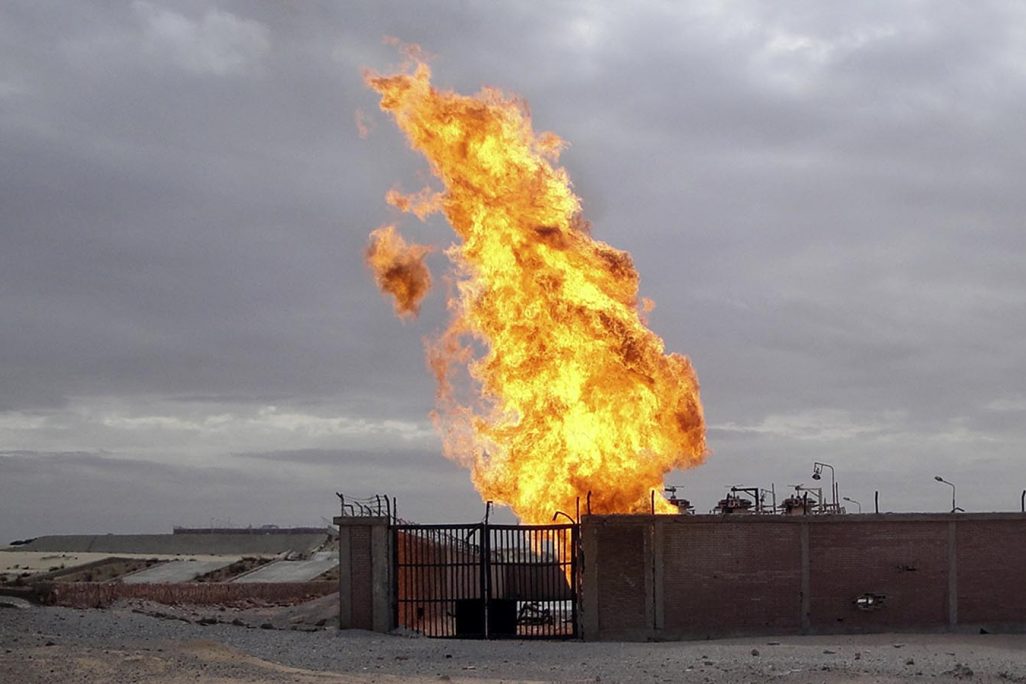 פיצוץ בעקבות מתקפה נוספת בצינור הגז של חברת EMG בסיני בשנת 2011   . (AP Photo/Ashraf Swailem, File)