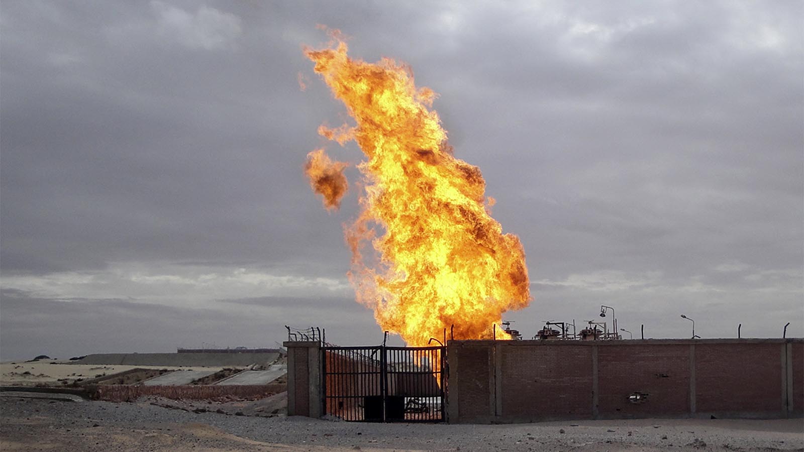 פיצוץ בעקבות מתקפה נוספת בצינור הגז של חברת EMG בסיני בשנת 2011 . (AP Photo/Ashraf Swailem, File)