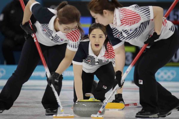 שחקניות נבחרת הקרלינג של קוריאה הדרומית במשחק הגמר של אולימפיאדת החורף. 25 באוקטובר (AP Photo/Aaron Favila)