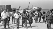 גן ראש הממשלה יצחק שמיר מלווה ע"י אורי לוברני (משמאל) ומפקד מעגן צה"ל בצור, בעת ביקורו בבסיס. מאחור, יוסי אחימאיר. אוגוסט 1986 (צילום: הרמן חנניה/ לע"מ)