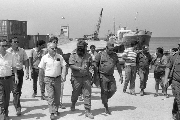 גן ראש הממשלה יצחק שמיר מלווה ע"י אורי לוברני (משמאל) ומפקד מעגן צה"ל בצור, בעת ביקורו בבסיס. מאחור, יוסי אחימאיר. אוגוסט 1986 (צילום: הרמן חנניה/ לע"מ)