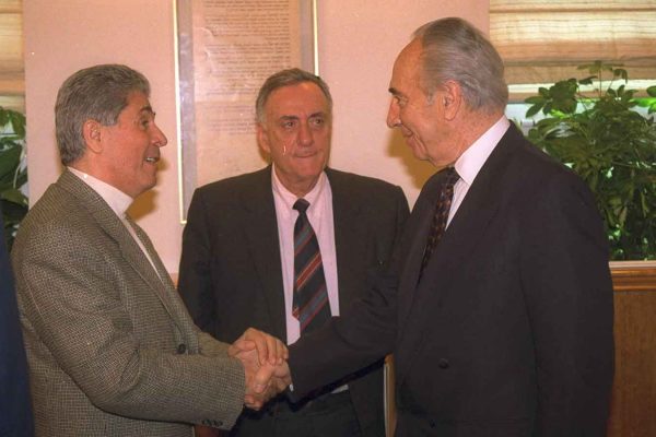 ראש הממשלה שמעון פרס ואורי לוברני (במרכז) נפגשים בירושלים עם מפקד צד"ל אנטואן לחד. ינואר 1996 (צילום: אבי אוחיון/ לע"מ)