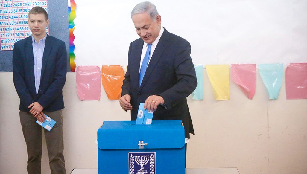 התגעגעתם? נתניהו מצביע בבחירות 2015 (צילום: מארק ישראלי סלם / פלאש 90).