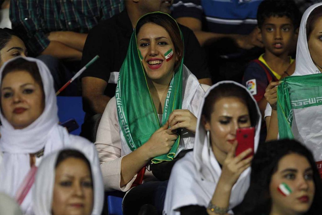נשים איראניות צופות במשחק כדורגל של נבחרת אירן בכדורגל, בהודו (למצולמות אין קשר לכתבה) (AP Photo/Aijaz Rahi)