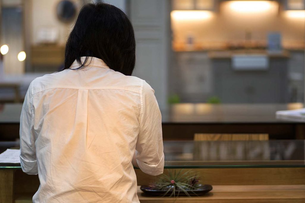 אישה יושבת בבית קפה לבדה (צילום אילוסטרציה: Shutterstock)