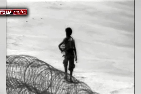 צילום מסך מהסרטון של אברה מנגיסטו צועד החוף לפני שעבר את הגבול לרצועת עזה (קרדיט: "עובדה", ערוץ 12.)